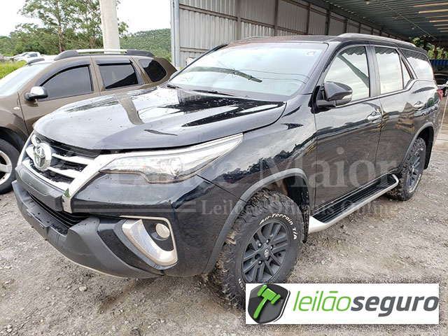 LOTE 031 - TOYOTA HILUX SW4 SRX 2.8 D-4D TURBO 2017